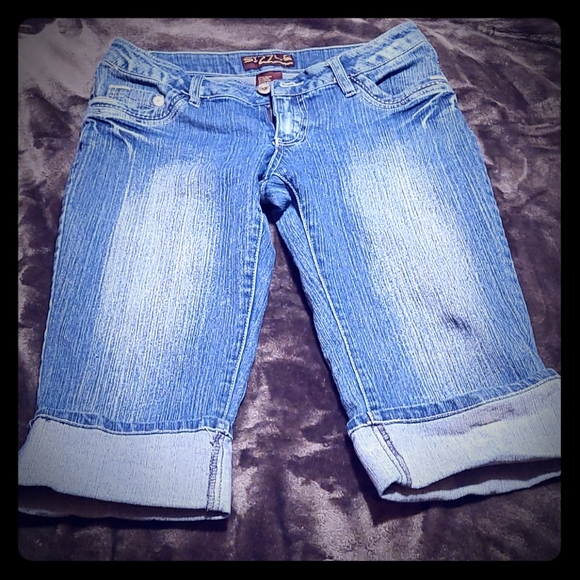 Sizzle Capris - Picture 2 of 6